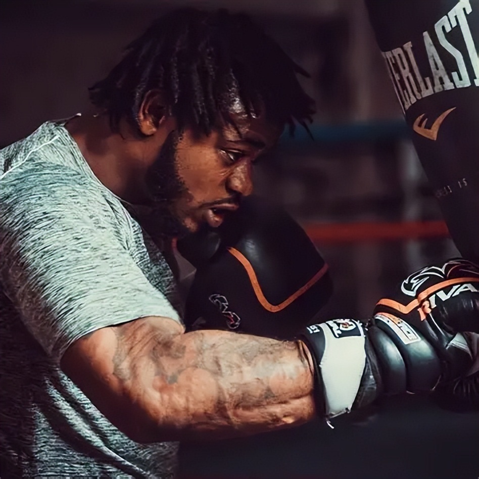 却已经沿着, 顺着台阶往