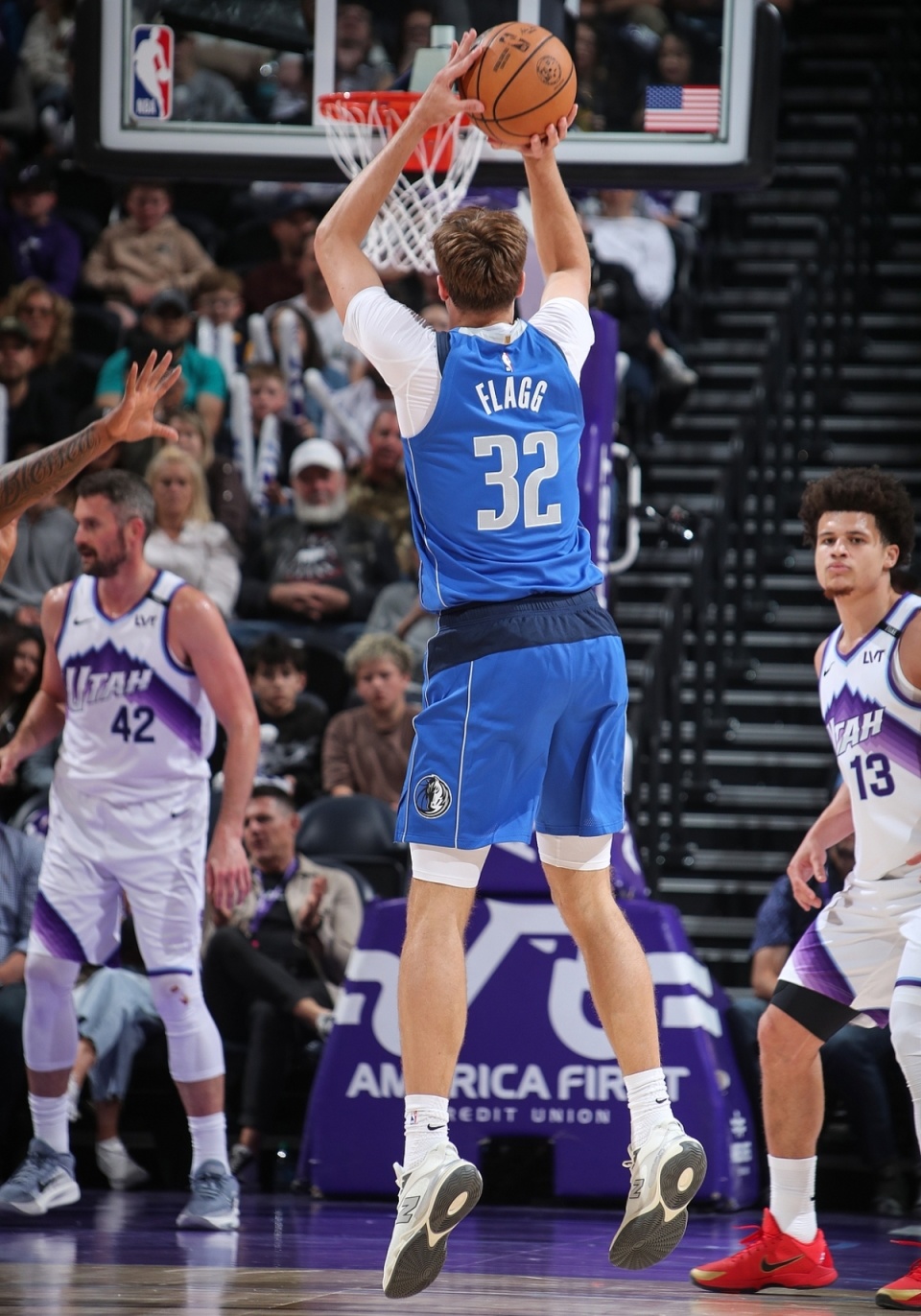 浓眉抛投取, 弗拉格, inews